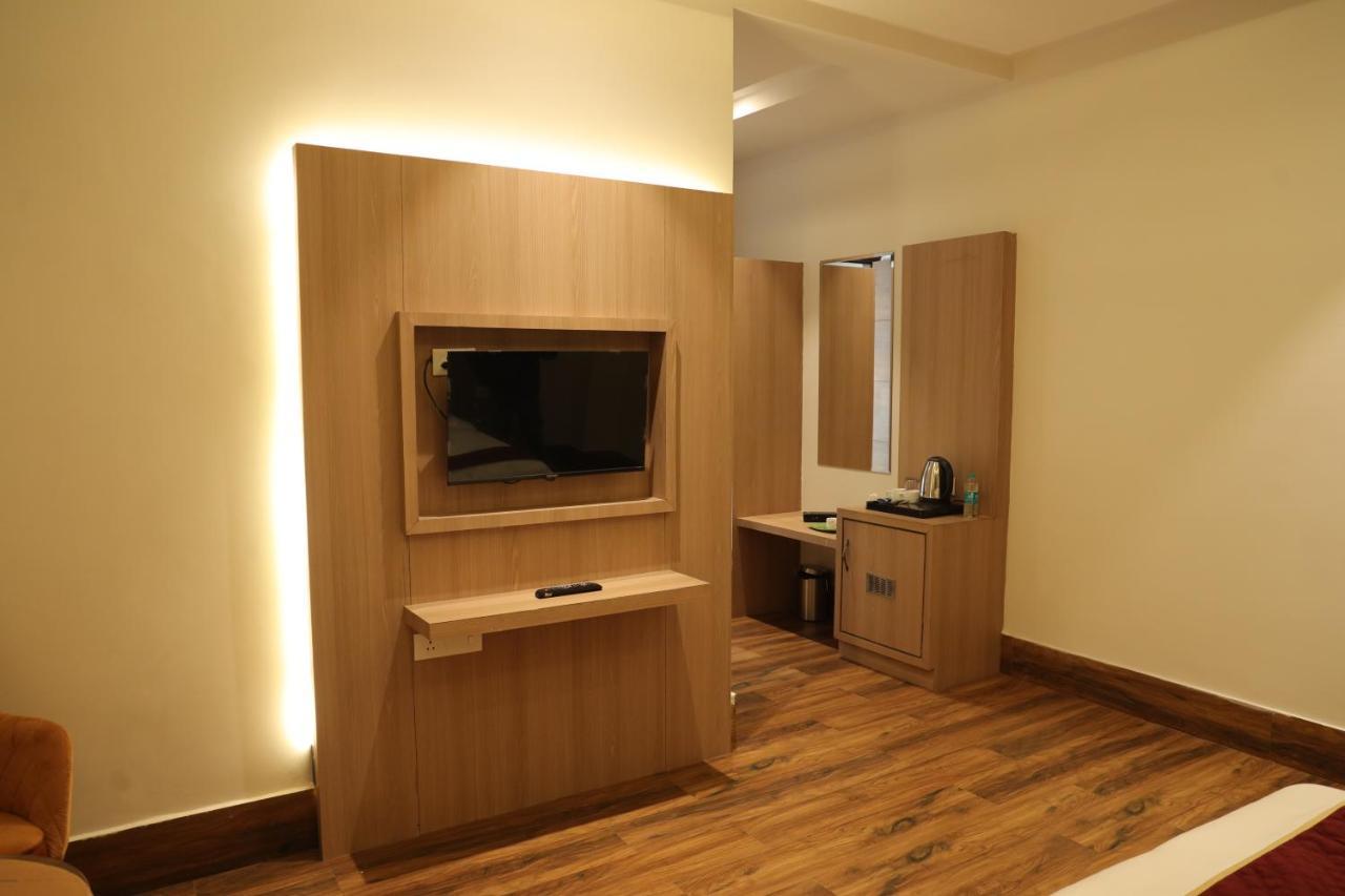 Hotel Crown Savoy, Near Railway Station & Guru Nanak Dev University Amritsar Exterior foto