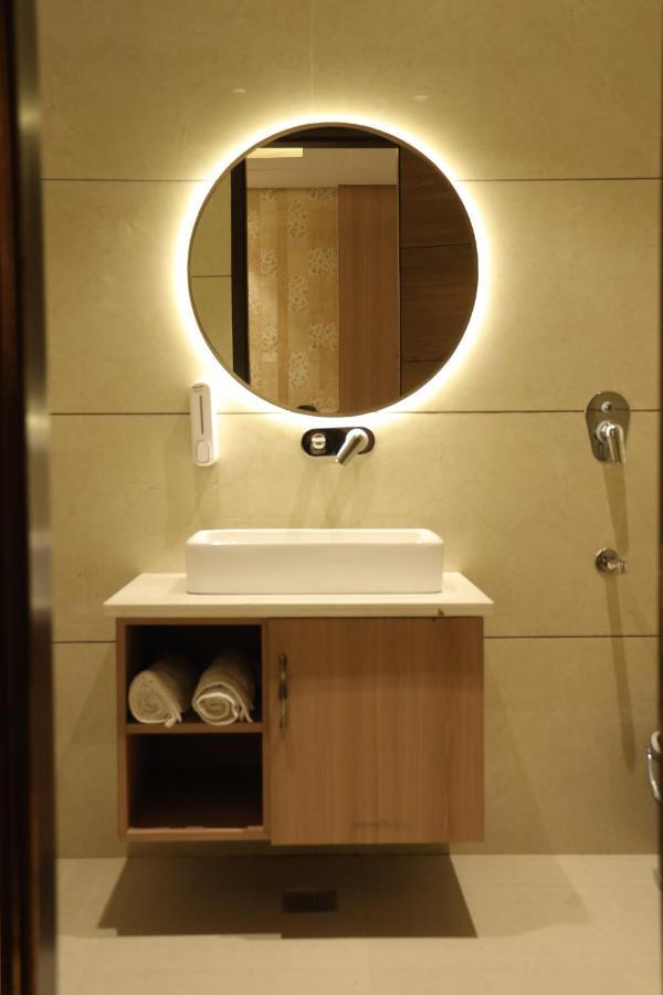 Hotel Crown Savoy, Near Railway Station & Guru Nanak Dev University Amritsar Exterior foto