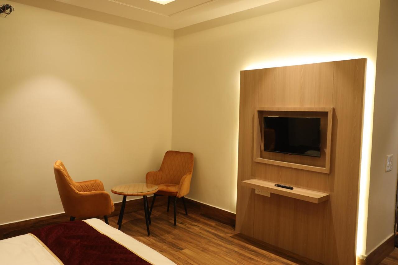 Hotel Crown Savoy, Near Railway Station & Guru Nanak Dev University Amritsar Exterior foto