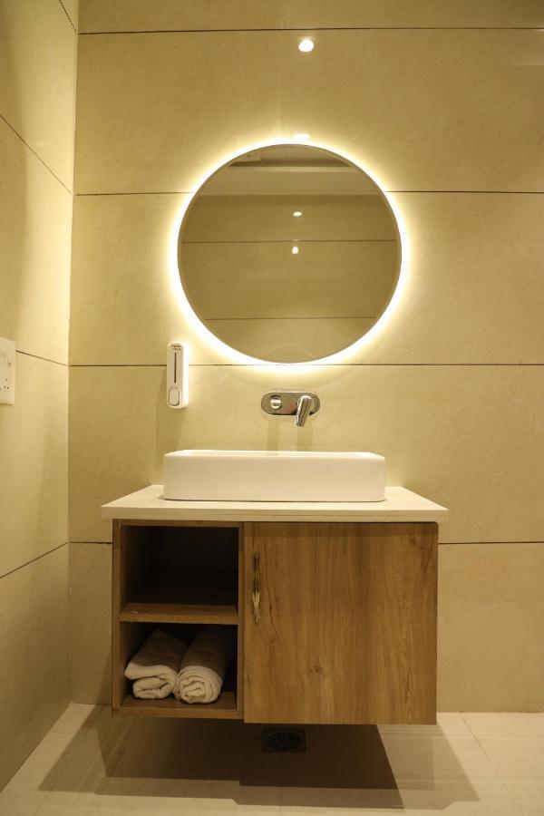 Hotel Crown Savoy, Near Railway Station & Guru Nanak Dev University Amritsar Exterior foto