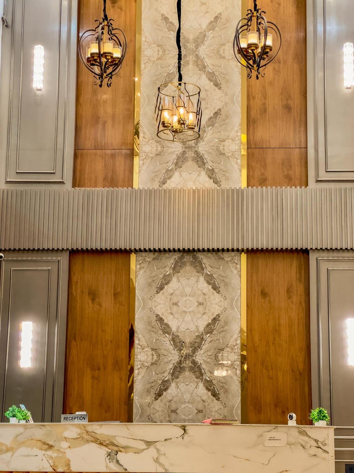 Hotel Crown Savoy, Near Railway Station & Guru Nanak Dev University Amritsar Exterior foto